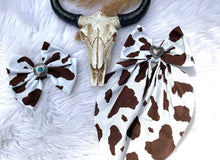 Load image into Gallery viewer, BROWN COWHIDE VAQUERETTE BOW
